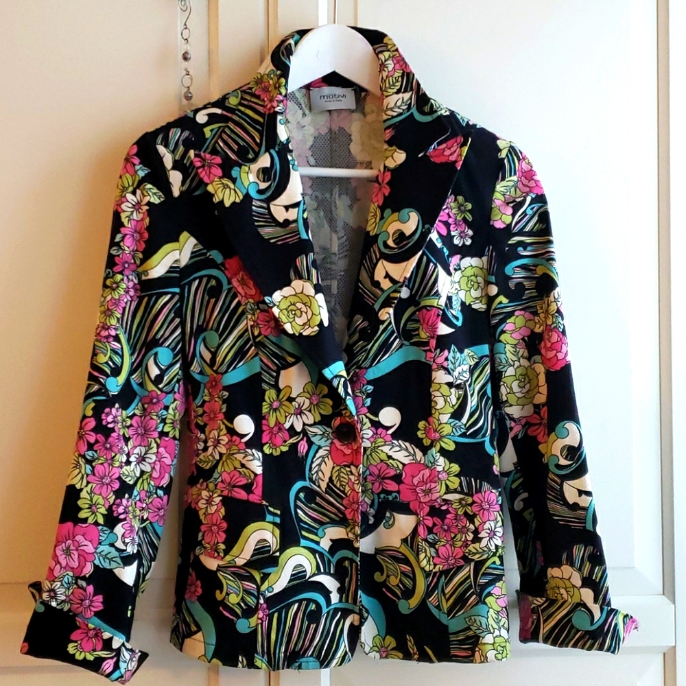 Womens Beautifully detailed waist blazer.